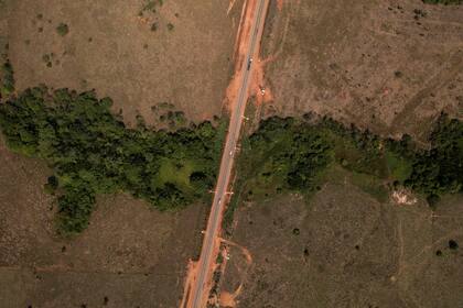 Vista aérea de un área deforestada de la selva amazónica alrededor de la carretera PA-270 en la ciudad de Curionopolis, estado de Pará, Brasil