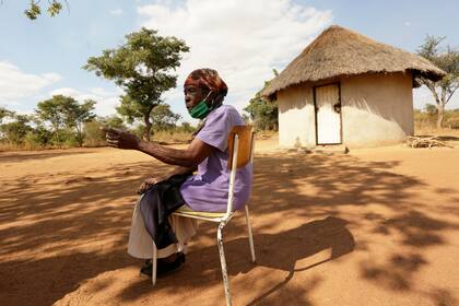 Matrida Tendayi, de la zona comunal de Dema, al este de la capital de Zimbabue, Harare, habla en su grnaja el miércoes 23 de junio de 2021.