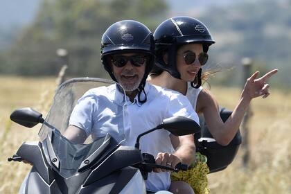 Matrimonio canchero. George y Amal Clooney, en pleno paseo en moto