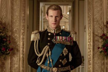 Matt Smith interpretando al príncipe Felipe en The Crown