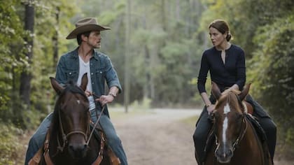 Matt Bomer interpreta al esposo de Leni, que desaparece de su rancho.

Foto: Netflix