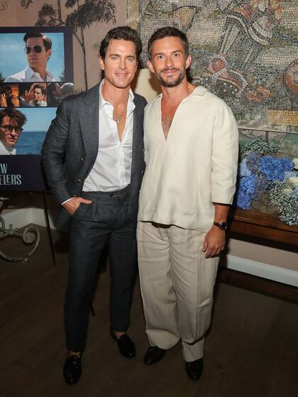 Matt Bomer y Jonathan Bailey durante un evento de la fundación SAG-AFTRA que se realizó en The Whitby Hotel, en Nueva York. Los actores y coprotagonistas de la miniserie Compañero de viaje charlaron con el público sobre sus experiencias en el set