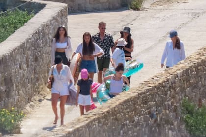 Matt Damon y su familia junto a la de Chris y Liam Hemsworth rumbo a la playa en la isla griega de Mykonos; el grupo bajó con inflables para disfrutar del agua a pleno