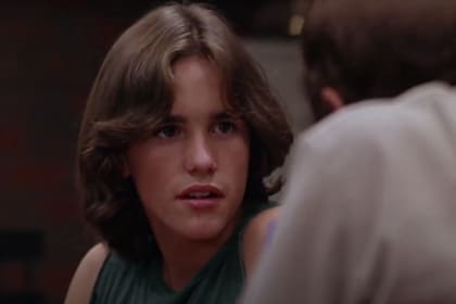 Matt Dillon nació el 18 de febrero de 1964, en Nueva Rochelle, Nueva York. Y debutó en la pantalla grande en el film Over the Edge (1979), que si bien se trataba de una producción modesta, marcó un paso firme para su carrera