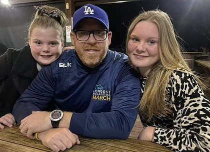 Matt junto a sus dos hijas