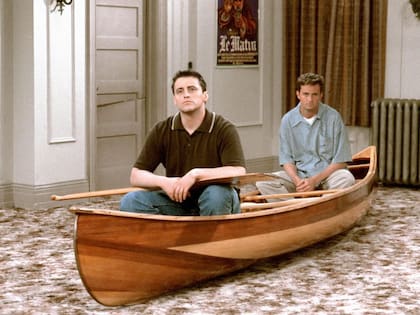 Matt LeBlanc y Matthew Perry como Joey Tribbiani y Chandler Bing en Friends