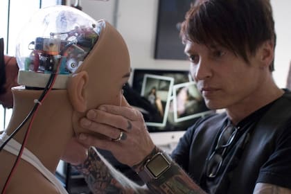 Matt McMullen, el creador de RealDolls, trabaja sobre Harmony