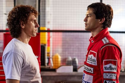 Matt Mella interpreta a Alain Prost, el máximo rival dentro de la pista del piloto de Fórmula 1