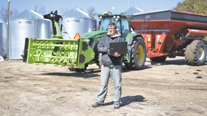 Matt Reimer, un agricultor de Manitoba, Canadá, creó un tractor autónomo usando software abierto y cursos en línea.