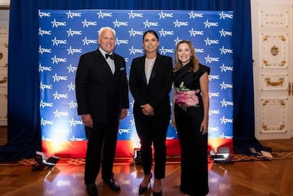 Matt Schlapp, presidente de la CPAC Tulsi Gabbard, directora nacional de Inteligencia de los Estados Unidos y Mercedes Schlapp, exdirectora de comunicaciones estratégicas de Trump