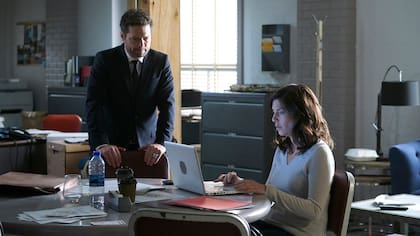 Matt Shade (Priestley) junto a la detective Angie Everett (Cindy Sampson), una pareja que busca revivir la magia de series como Luz de Luna o Remington Steele