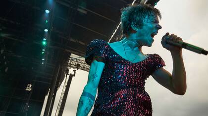 Matt Shultz, de Cage The Elephant, fue el gran frontman del primer día. Cantó, se tiró al público y corrió de una punta a la otra del escenario. Y siempre con ese vestido de fiesta