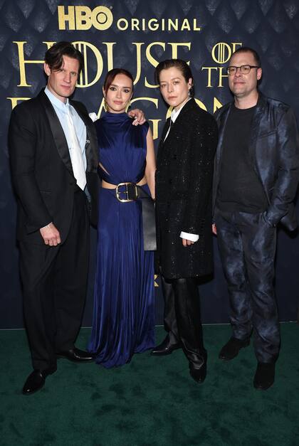 Matt Smith, Olivia Cooke, Emma DArcy y Mark James, cuatro de las figuras centrales de la serie de HBO, posaron para los fotgrafos. La segunda temporada mostrar una gran guerra civil con los Consejos Verde y Negro luchando por el Rey Aegon y la Reina Rhaenyra y se estrena el 16 de junio en HBO y Max