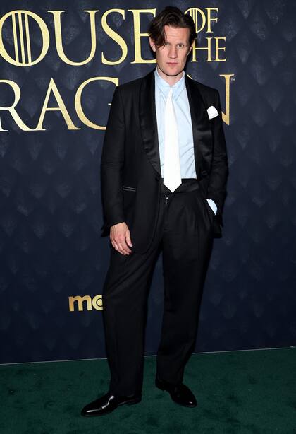 Matt Smith, quien le da vida al prncipe Daemon Targaryen, hermano menor de Viserys I, mostr su costado ms sofisticado con un traje Paul Smith hecho a medida. La camisa celeste y la corbata blanca elevaron el outfit