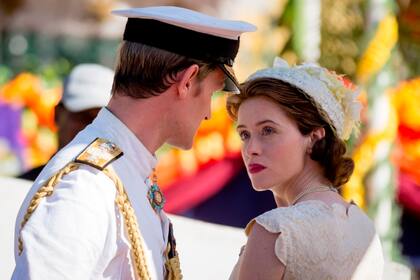 Matt Smith y Claire Foy como el príncipe Felipe de Edimburgo y la reina Isabel II de Inglaterra en The Crown