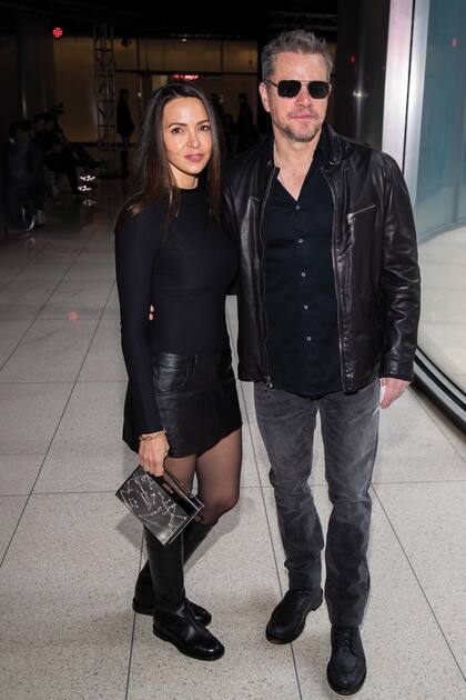 Matt y Luciana, que llevan casi dos décadas de casados, llegaron al lugar tomadosde la mano y posaron abrazados para los fotógrafos.