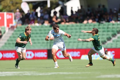 Matteo Graziano intenta avanzar ante la marca de dos jugadores sudafricanos; los Pumas siguen sin levantar vuelo