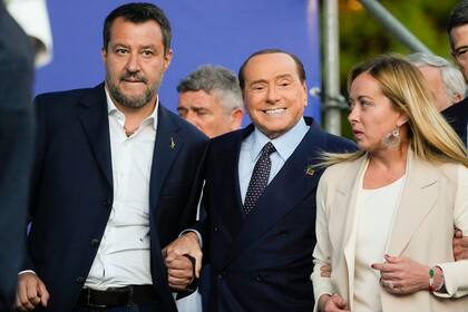 Matteo Salvini, de la Liga, Silvio Berlusconi, de Forza Italia, y Giorgia Meloni, de los Hermanos de Italia, asisten al mitin de cierre de la coalición de centro-derecha en Roma, el jueves 22 de septiembre de 2022. 