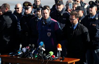 Matteo Salvini, ministro del Interior y hombre fuerte del gobierno italiano, estuvo hoy en el aeropuerto para hablar con la prensa tras la llegada de Battisti, cuya extradición había sido prometida por el gobierno de Bolsonaro antes de la fuga del terrorista a Bolivia