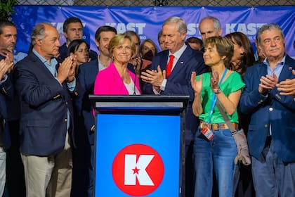 Matthei sube al escenario para felicitar a Kast