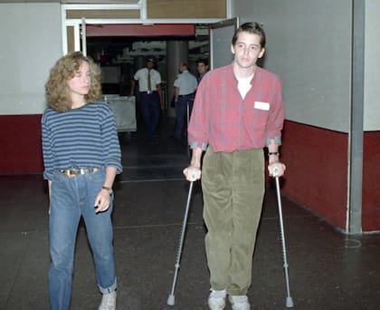Matthew Broderick y Jennifer Grey llegan al aeropuerto JFK el 9 de septiembre de 1987, después de que él fuera acusado en Irlanda y liberado bajo fianza
