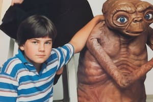 Matthew DeMeritt, a los 11 años, junto a ET