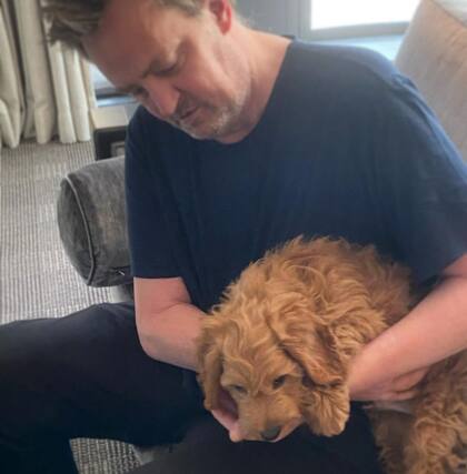 Matthew junto a Alfred