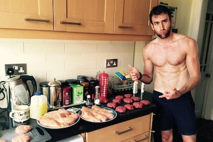 Matthew Lewis muestra en Twitter su estado físico y su duro entrenamiento