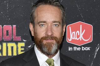 El actor que dejó atrás al galán, deslumbró como empresario despiadado y se prueba en Marvel