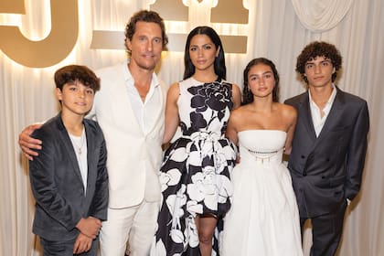 Matthew McConaughey, con Livingston (17), Vida (16) y Levi (13), los tres hijos que tiene con la modelo Camila Alves, quien, además, es dueña de Women of Today, una plataforma de salud, nutrición y estilo de vida