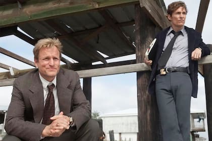 Matthew McConaughey junto a Woody Harrelson en True Detective, una ficción que marcó un quiebre en su carrera
