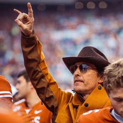 Matthew McConaughey realiza el gesto distintivo del equipo de Texas