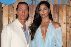 Camila Alves, la esposa de Matthew McConaughey, habló sobre el caos que se vivió en el avión de Lufthansa