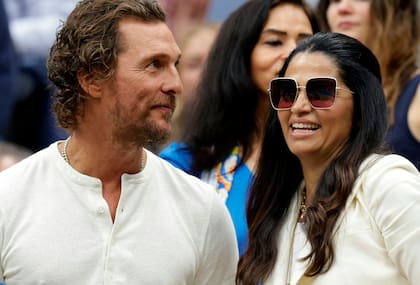 Matthew McConaughey y su esposa Camila Alves vieron todo el partido desde el palco reservado para la familia y amigos de Djokovic y de hecho, el actor ganador del Oscar fue uno de los primeros en abrazar al tenista cuando se consagró como el nuevo campeón del US Open