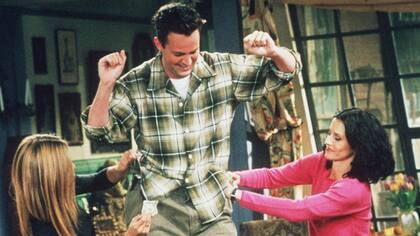 Matthew Perry como Chandler Bing en Friends, junto a Jennifer Aniston y Courteney Cox
