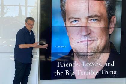 Matthew Perry junto a la tapa de su libro, en donde contó sus vivencias en Friends y también el infierno de sus adicciones