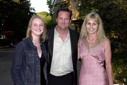 Matthew Perry jutno a su hermana Emily y su madre Suzanne