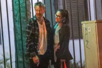 Matthew Perry y su novia fueron captados meses atrás por los paparazzi