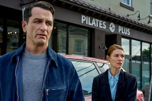 Es un thriller atrapante, tiene 8 episodios y está protagonizado por una dupla de lujo