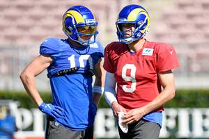 Matthew Stafford (9) y Cooper Kupp (10), dos de las estrellas de Los Angeles Rams, que esperan a los Cincinnati Bengals