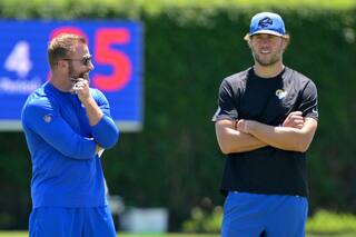 Matthew Stafford entrena con Rams en su primera práctica de pretemporada como quarterback
