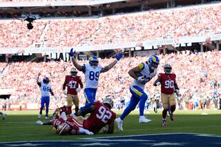 Matthew Stafford lanza cuatro pases de anotación y los Rams vencen 42-26 a los 49ers