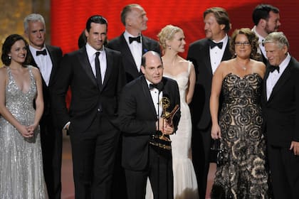 Matthew Weiner y el equipo de Mad Men, con su primer Emmy a mejor drama, en 2008
