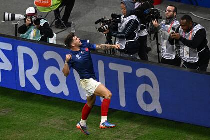 Matthieu Jalibert celebra tras anotar su try para Francia, que se floreó en el estadio Olímpico de Lyon