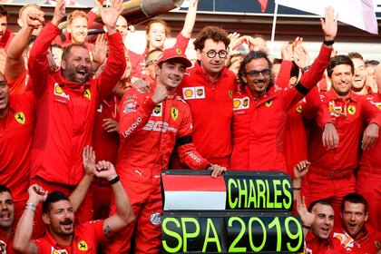 La euforia de otros tiempos: el festejo de Charles Leclerc, de gorra, y Mattia Binotto; el monegasco logró un impensado segundo puesto en el Gran Premio de Austria para luego apagarse: embistió a su compañero de equipo en la segunda cita y el domingo, en Hungría, se clasificó 11mo. fuera de los pues
