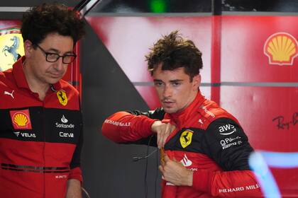 Mattia Binotto y Charles Leclerc en el garaje de Ferrari; el jefe de la Scuderia advirtió sobre los gastos que representa para Red Bull Racing las actualizaciones que presentó el equipo de Milton Keynes