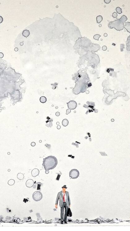 Mattioli propone un juego de espacios: escenas de grandes dimensiones representadas en espacios pequeños.