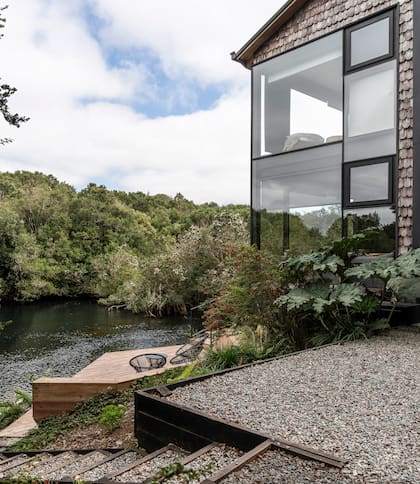 Maullín significa "estar lleno de agua" en mapudungun. El río que lleva este nombre atraviesa la región chilena de Los Lagos, ubicada en el centro del mapa del país.