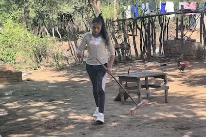 Mauricia Navarrete barre el piso de tierra de su casa; con su marido, se mantienen haciendo changas. "Yo hago limpieza para un patrón y él me da lo que puede", afirma