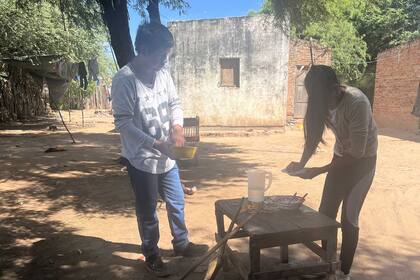 Mauricia y su marido Alfredo lavan los platos después de almorzar
